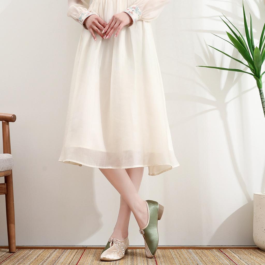 2024 New Chinese Style Embroidered Cloth Shoes Ethnic Style Cheongsam Temperament Women's Single Shoes Retro Old Beijing Embroidered Women's Shoes