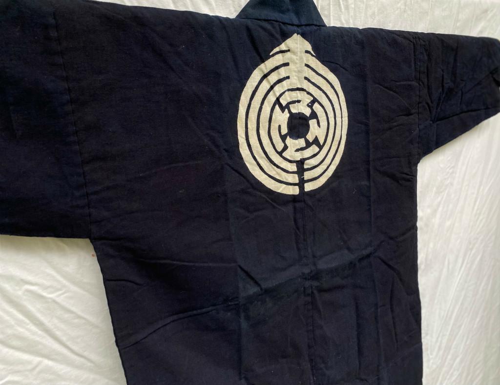 [USED] Antique Indigo Happi Coat, Subtle Back Oshima Crest, Pre-war Japanese Style, Hand-Sewn Cotton Haori, Rare Aizome Fabric, Authentic Japan Decor