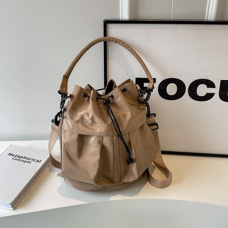 Supercool Personlighet Nylon Vattentät Hinkväska Stor Kapacitet Casual Resväska Mode Enaxel Crossbody Dragsko Hand