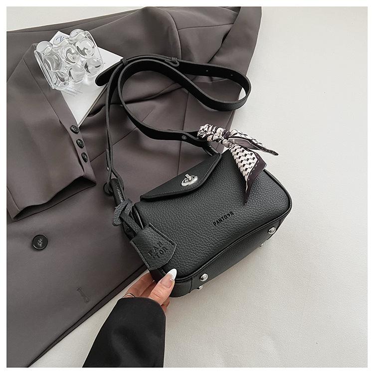 

2025 весенняя сумка-подушка новая корейская высококачественная текстура простая и универсальная трендовая сумка-мессенджер женская сумка через плечо чёрный