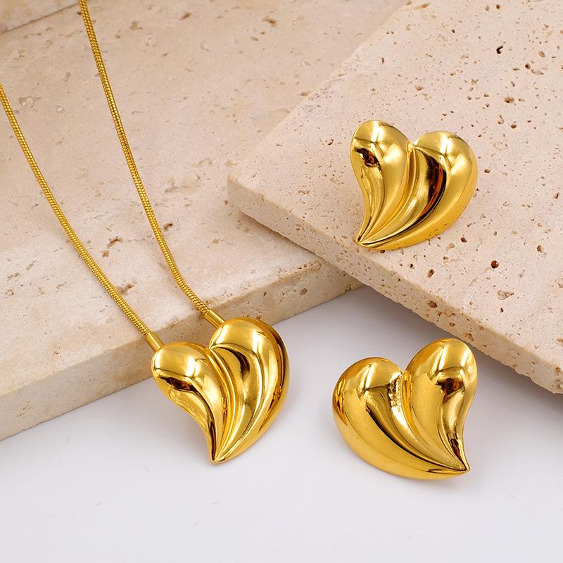 Gold-Plated Titanium Steel Heart Stud Earrings & Collarbone Chain Jewelry Set for Women in European American Style.