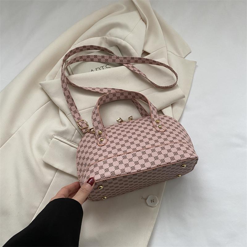 

Trendy Retro Inspired Shell Crossbody Bag For Women In Soft Pu Material Ideal For Casual Street Style рожевий