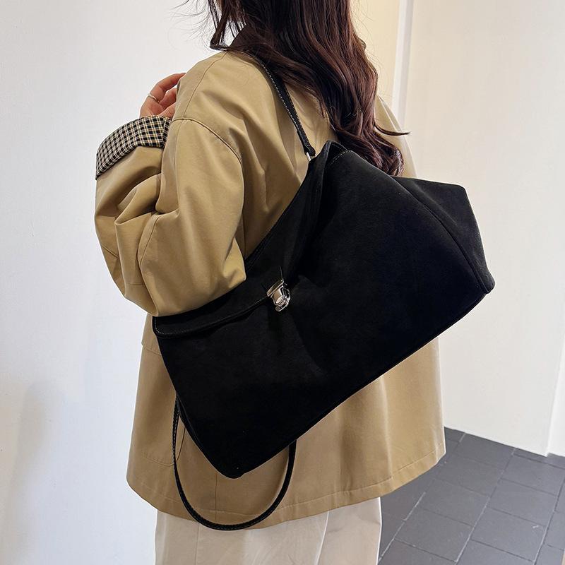 This Crossbody Bag Is A Fashionable and Retro Single-shoulder Bag for Women, Exuding A Sense of Sophistication and Simplicity