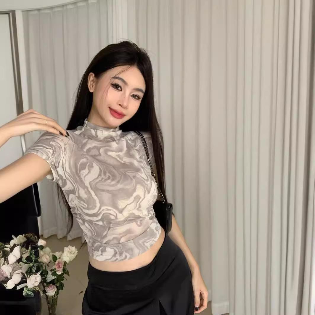 

Летняя женская футболка с короткими рукавами и полувысоким воротом с размытым принтом XL абрикосовый