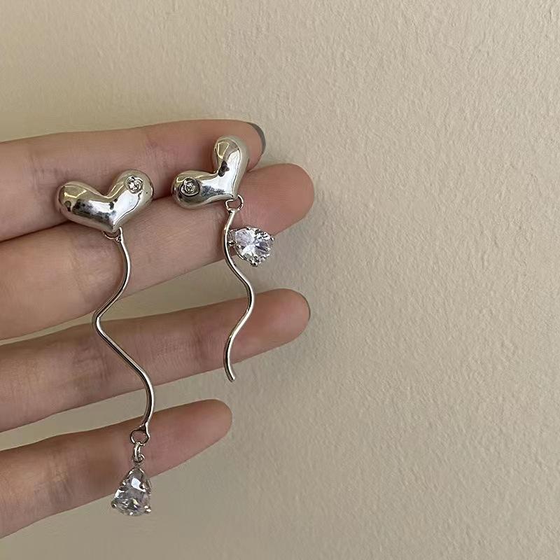

New niche design sense asymmetrical love earrings women s 111 silver needles sweet and cold wind peach heart earrings earrings 925 sterling silver post