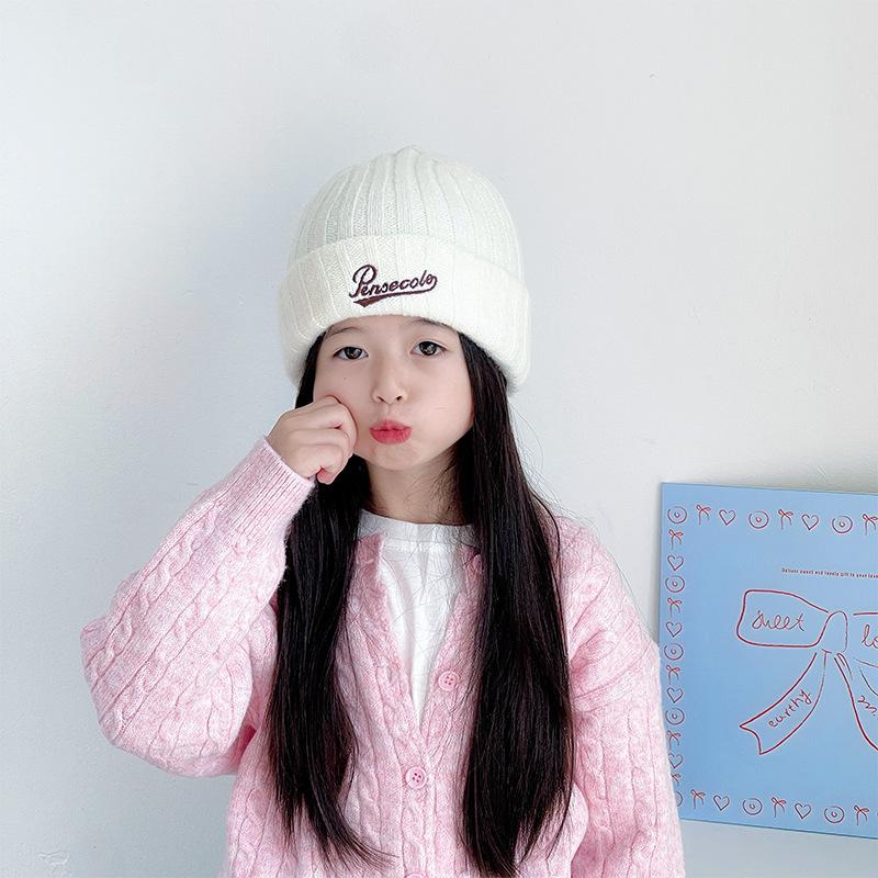 Neuer Kinder Wollstrickmütze Koreanischer Stil Einfache Englische Buchstaben Bestickte Wollmütze für Jungen und Mädchen Baotou Ohrenschutzmütze