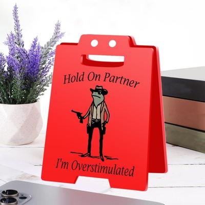 1/2/3 Stück Vorsicht Überstimuliert Schreibtischschild Cowboy Frosch Halt dich fest Partner Ich bin überstimuliert Mini Tischschild Heim Büro Dekoration Kollegen Gag Geschenk