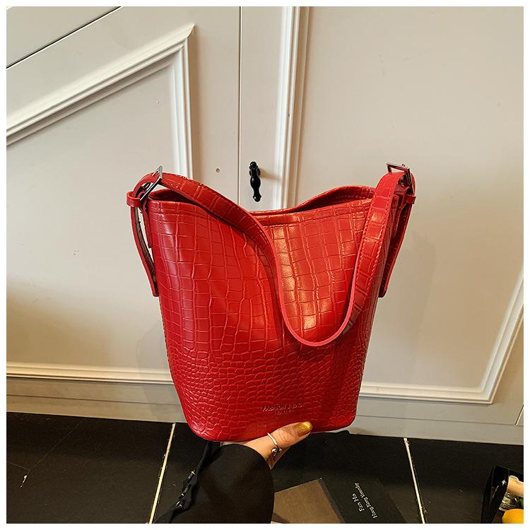 Spring and summer new fashion large-capacity bags women's fashion casual commuting simple messenger bucket bag