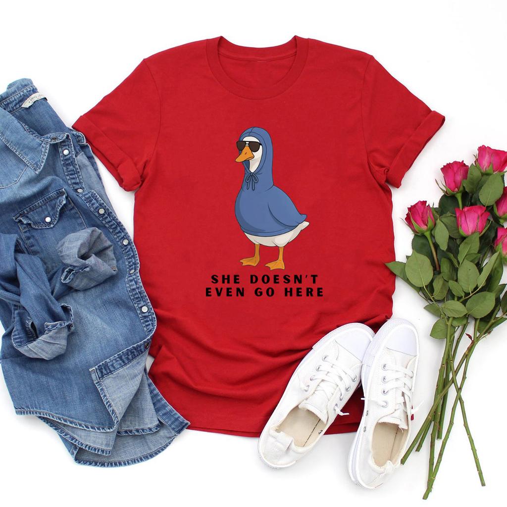 She Doesn’t Even Go Here T-Shirt Tv Series Meme Tee Funny Goose Girl Tshirt Women Short Sleeve T-shirt Round Neck Casual Tops