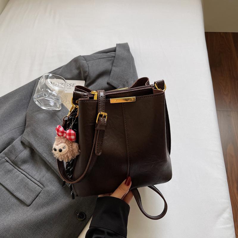 

Сумка-ведро большой вместимости женская 2025 осень новая мода зарубежный стиль широкополосная сумка-мессенджер сумка на плечо сумочка темно-коричневого