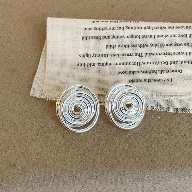 

Niche Design Sense Mosquito Coil Disc Line Winding Metal Stud Earrings Women s Personality Unique Texture Universal Earrings