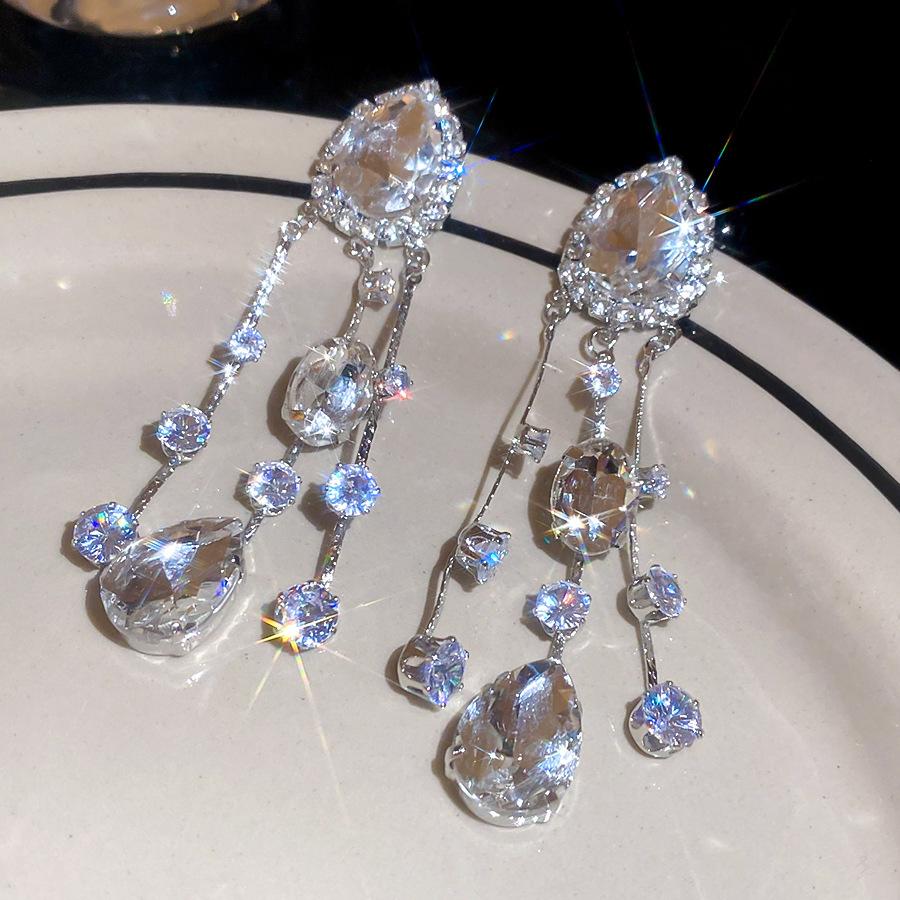 

Silver needle with diamonds, water drop fringed stud earrings, court temperament, versatile earrings, earrings.