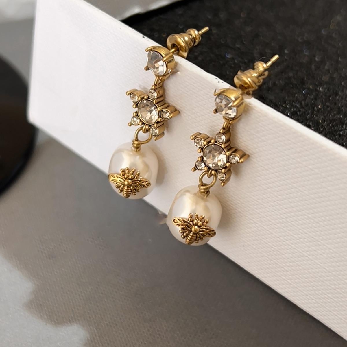 

Серьги-пусеты «Бриллиантовая звезда пчела» с имитацией жемчуга, средневековые винтажные серьги с темпераментом, ретро нишевые серьги женские