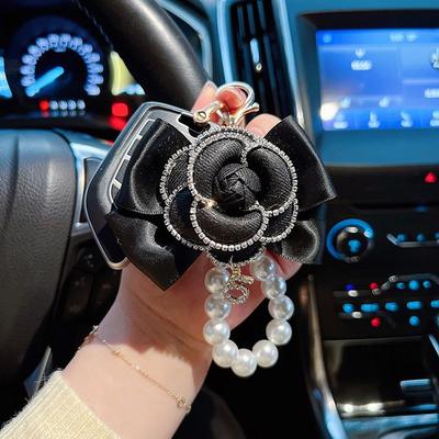 Elegante Portachiavi Camelia con Catena di Perle e Bordo di Strass – Perfetto Accessorio per Chiavi Auto e Ciondolo per Borsa