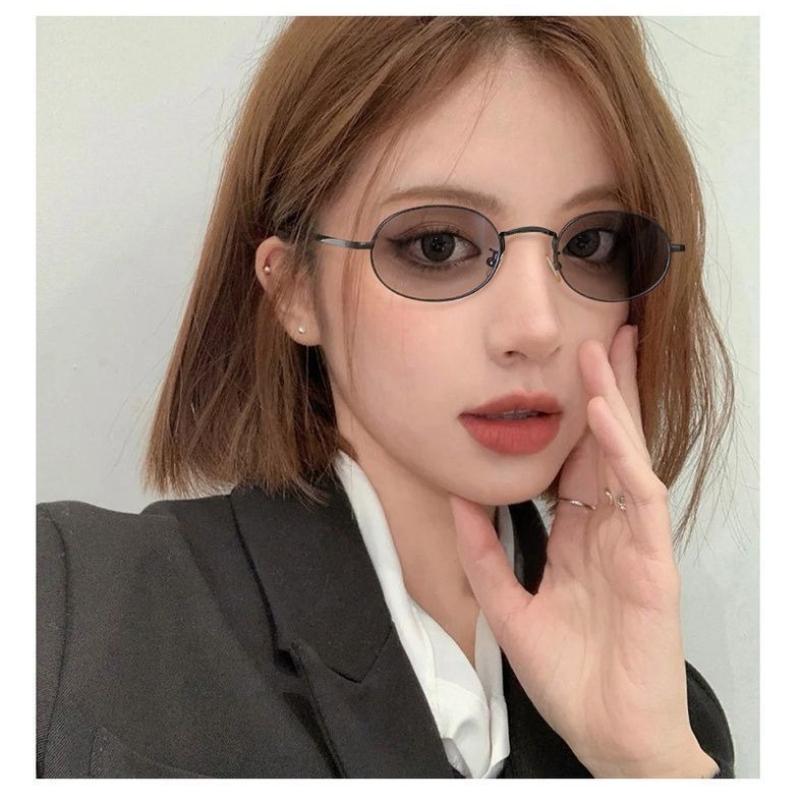 Light-sensitive Photochromic Myopia Eyeglasses for Men And Women Luxury Blue Lightweight Filtering Eyeglasses Fashion Oval-shaped Frame (0 To -4.0)