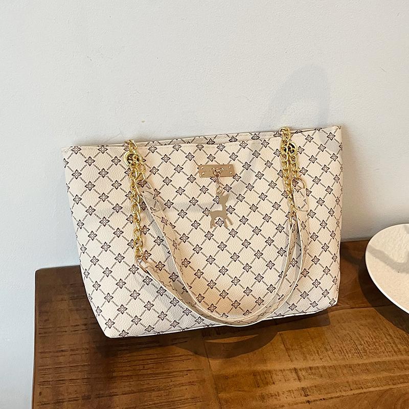 

Retro Geometric Tote Bag - Spacious Pu Handbag With Metal Deer Charm And Chain Belt For Daily Use Commute And Shopping Shoulder Bag