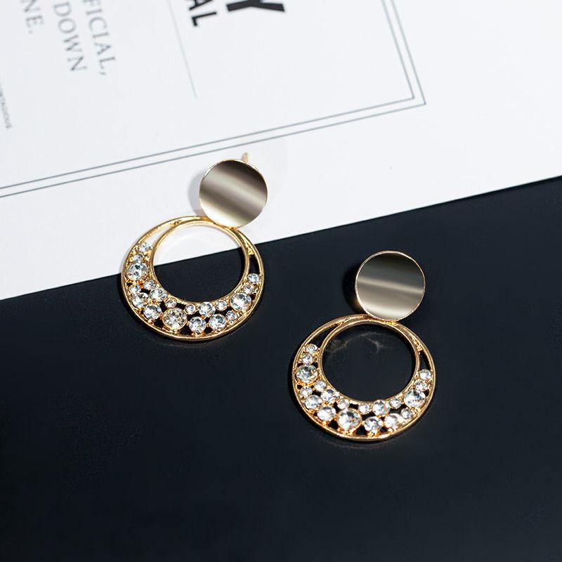 Modische Ohrringe für Damen