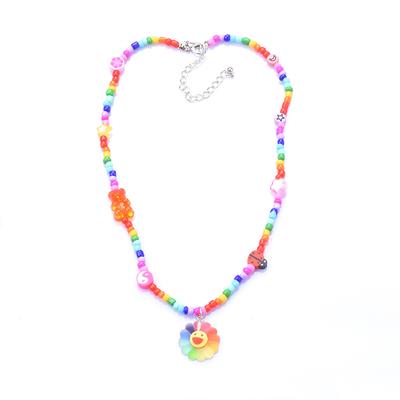 Boho dovolenkový štýl Mix and Match Náhrdelník s tvárou a kvetmi, Jednoduchý farebný náhrdelník z ryžových korálikov na kľúčnu kosť