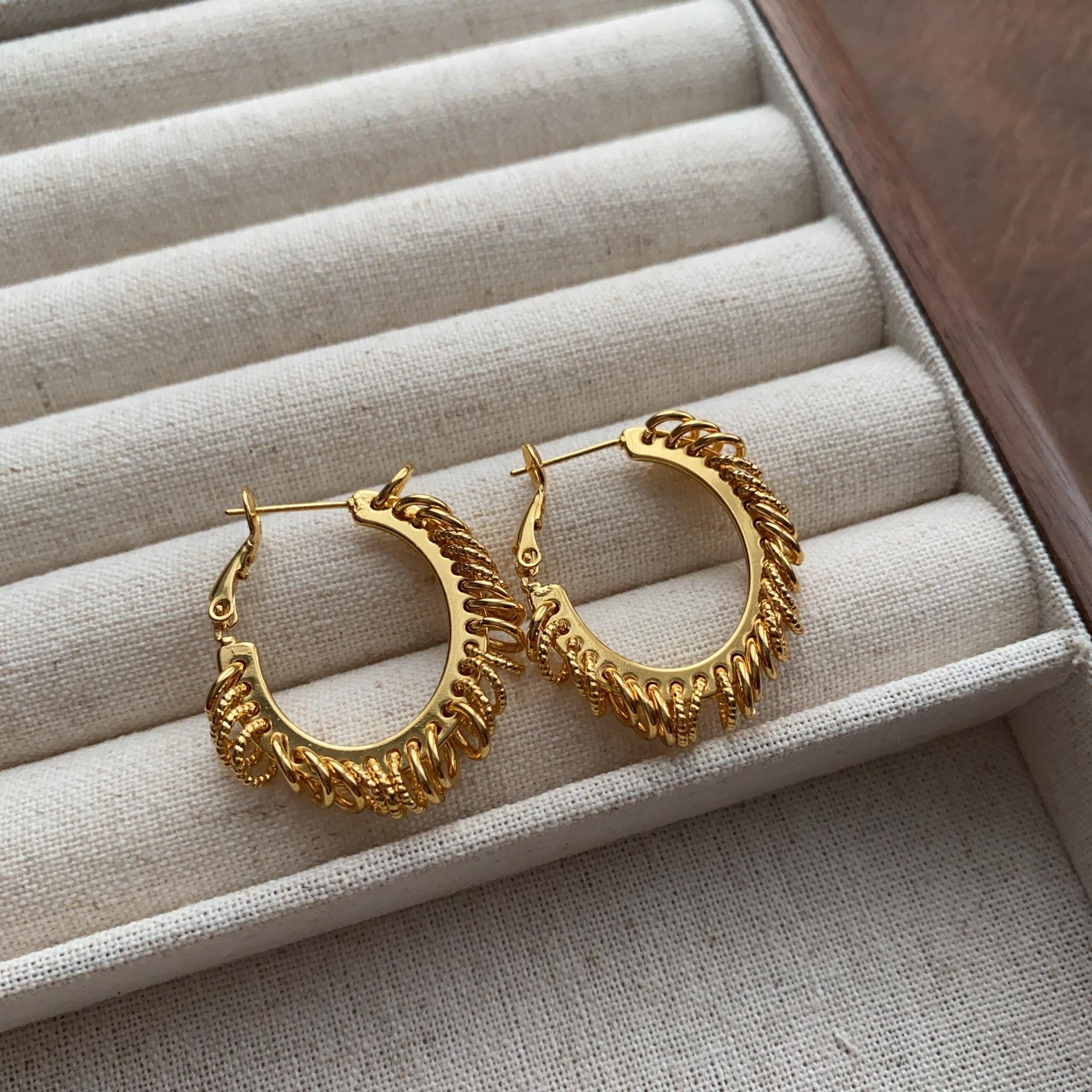 

Round geometric classic earrings light luxury fashion smooth polished earrings exquisite retro niche high-end versatile earrings