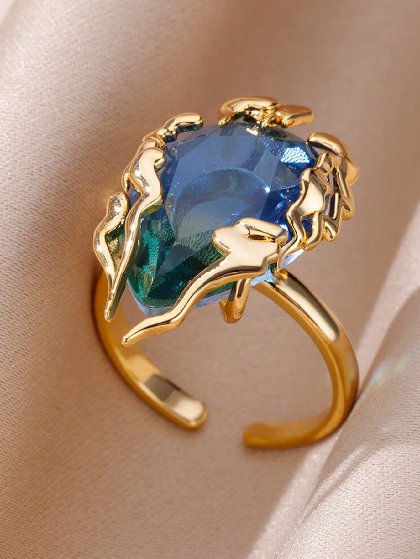 

Модные кольца для женских украшений золотой