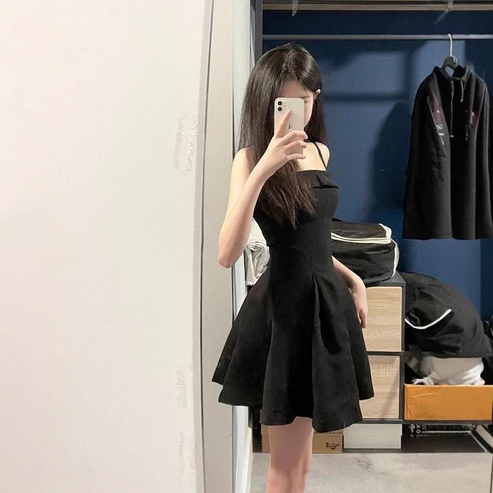French Hepburn Black Suspender Dress, New High-end Temperament Waist and Thin Short Skirt, Small Black Dress Skirt.
