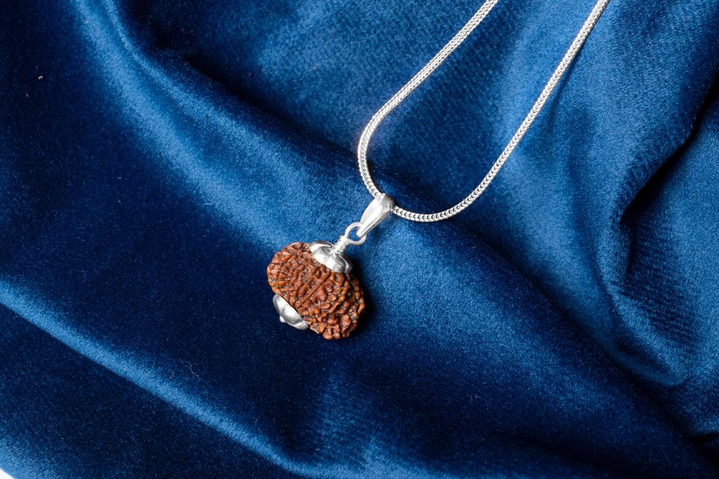 Přírodní 12mukhi rudraksha 925 stříbrný přívěsek – nepálský původ | Korálek pro vedení, sebedůvěru, solární čakru a úspěch | Organický a laboratorně certifikovaný