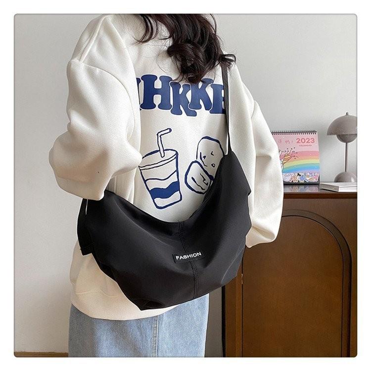 Большая вместительная однотонная повседневная нейлоновая сумка Стильная шикарная простая наплечная сумка для ежедневного использования чёрный