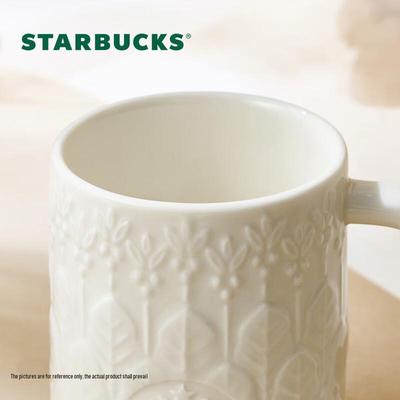 Taza de café Starbucks blanca en relieve