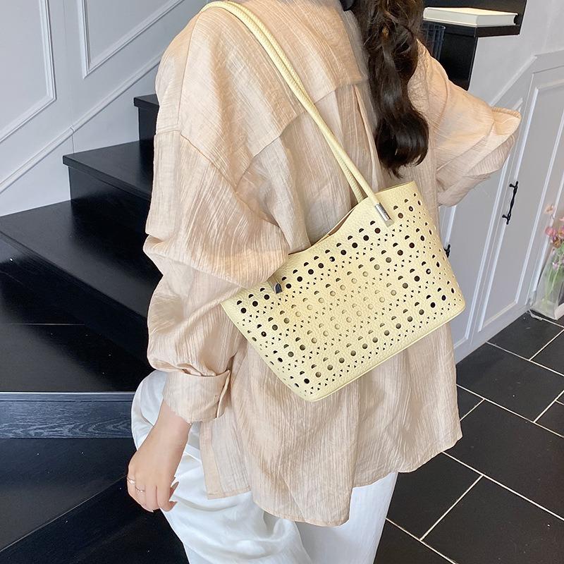 High-value messenger bag women's versatile large-capacity commuter tote bag women's niche design hollow simple shoulder bag