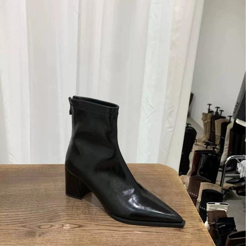2025 Herbst und Winter neue Mode spitze Zehen hohe Absätze koreanische kleine Stiefeletten kurze Stiefel Damenschuhe Einzelstiefel braun mit Rock