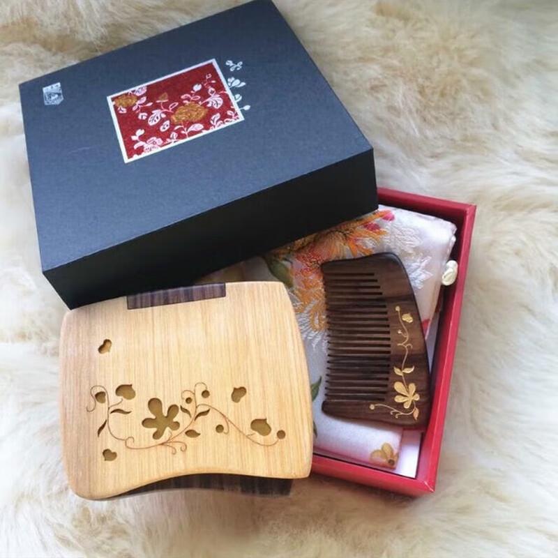 Tan Mujiang Wooden Comb & Mirror Gift Set