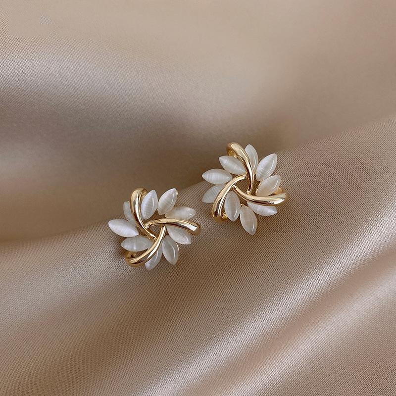 

High-end Cat s Eye Quartz Sunflower Stud Earrings for Women - Simple and Elegant, Exquisite and Stylish Earrings