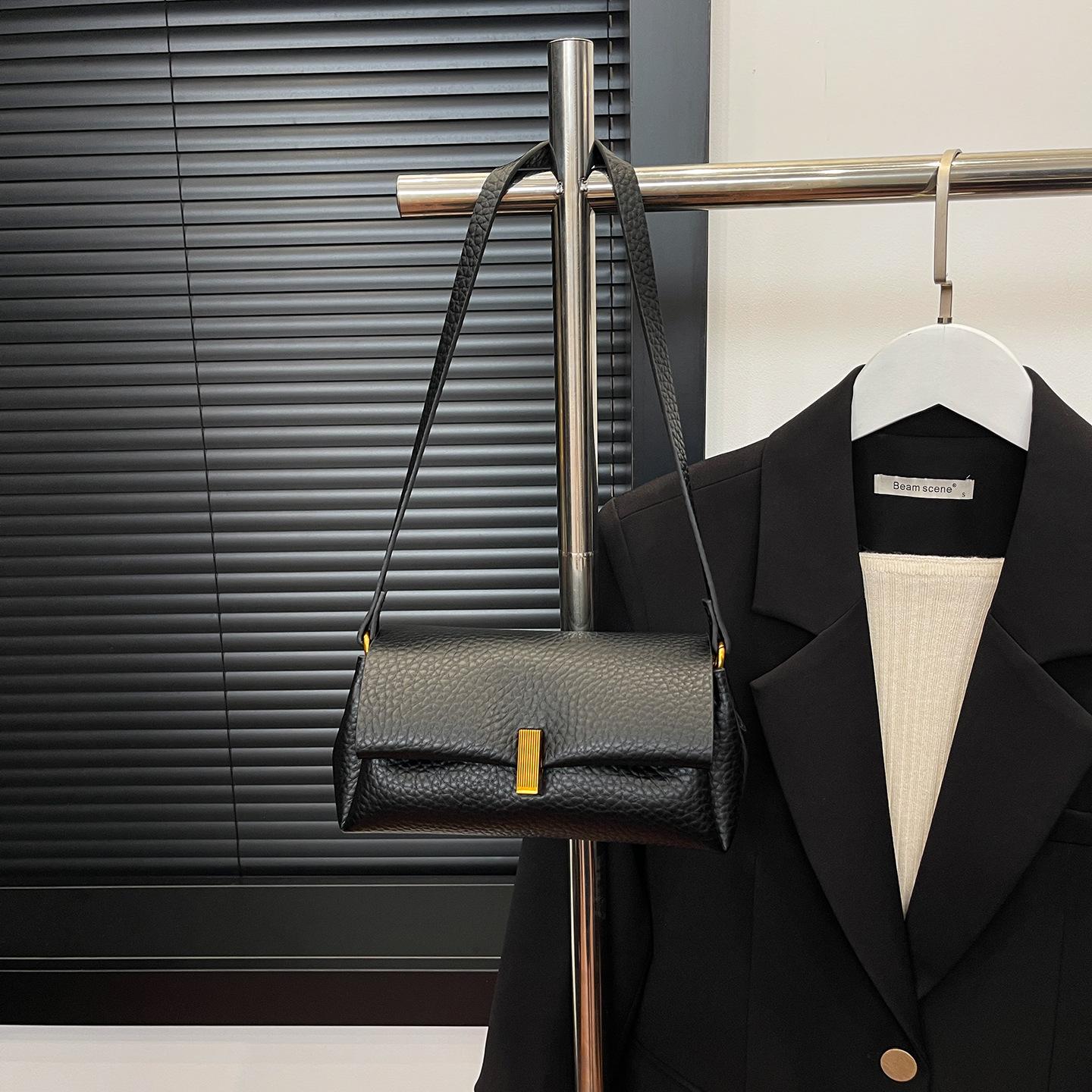 

French niche textured bag women s 2025 autumn new simple underarm bag foreign fashion shoulder commuter bag чёрный