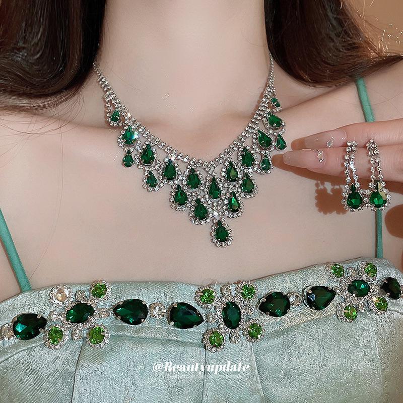 Set Orecchini a Bottone Quadrati con Strass e Collana: Design alla moda e retrò per donne