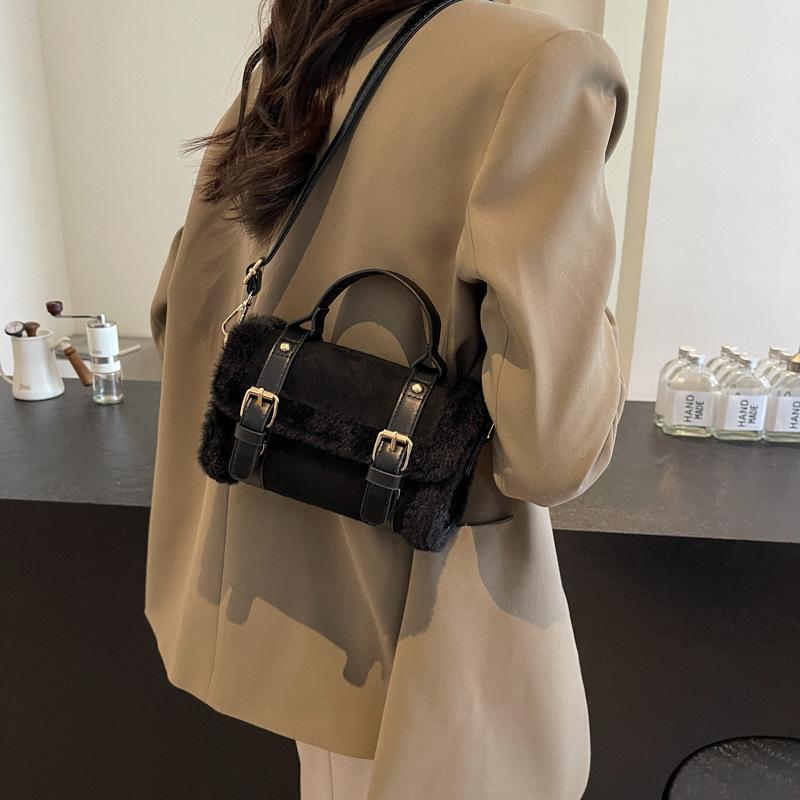Autumn and winter French niche fashion handbag women's 2025 new foreign plush small square bag high-end shoulder bag