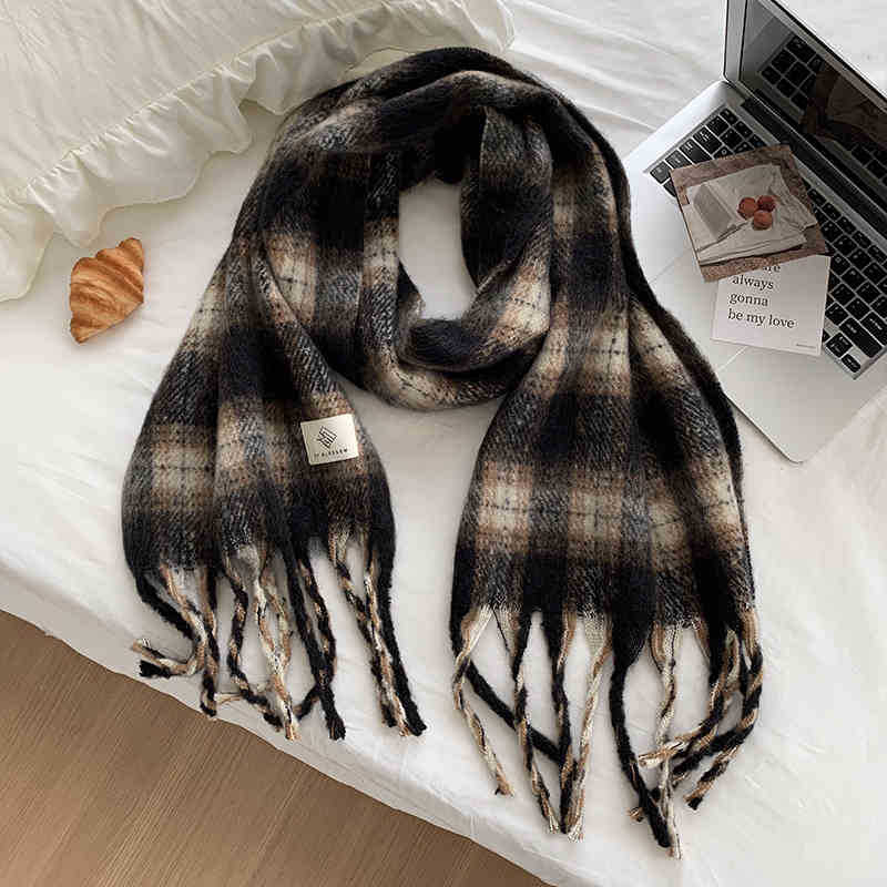 

Шарф из мохера с кисточками, женский зимний утолщенный теплый шарф в радужную клетку для защиты от холода черный серый