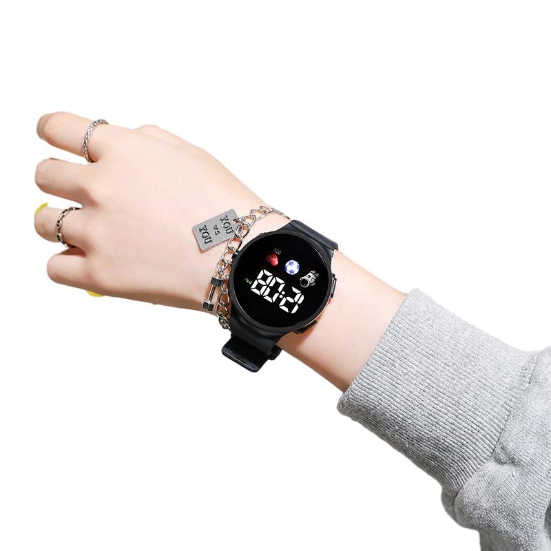 Montre électronique ronde populaire et élégante pour enfants avec design d'astronaute, high-tech et tendance