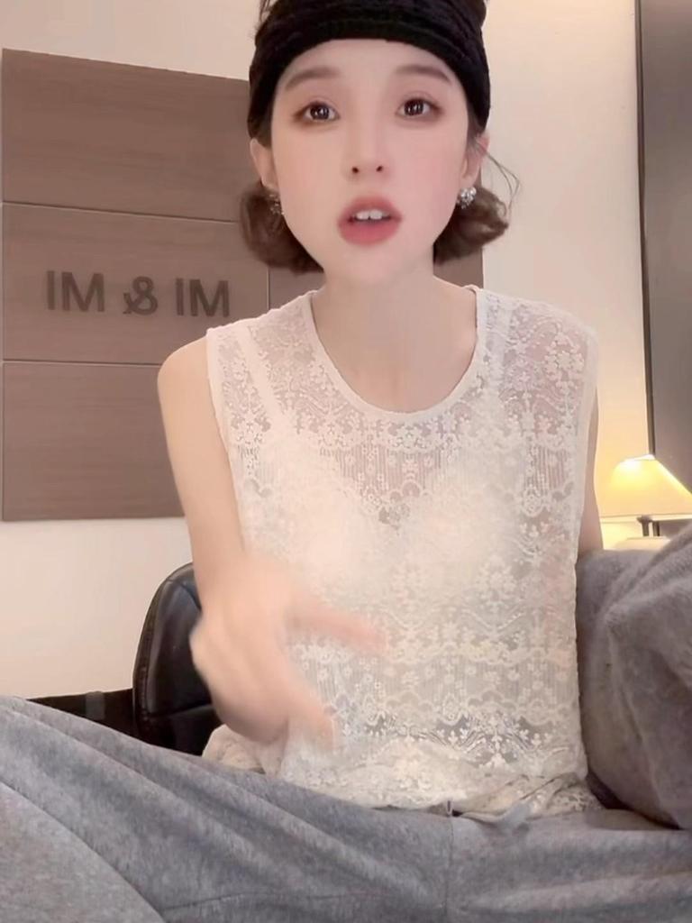 Trendy Plus-Size Lace Round Neck Sleeveless Top