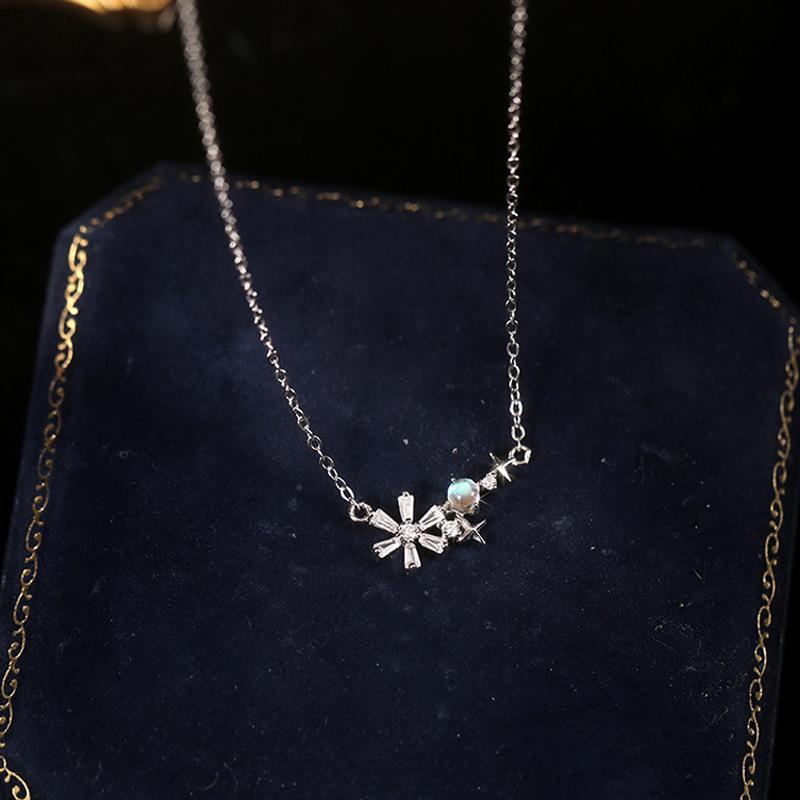Mondstein Zirkon Blume Halskette Damen Leichter Luxus Süßes Mädchen Design Sinn Diamantbesetzt Schneeflocke Viereckiger Stern Schlüsselbeinkette