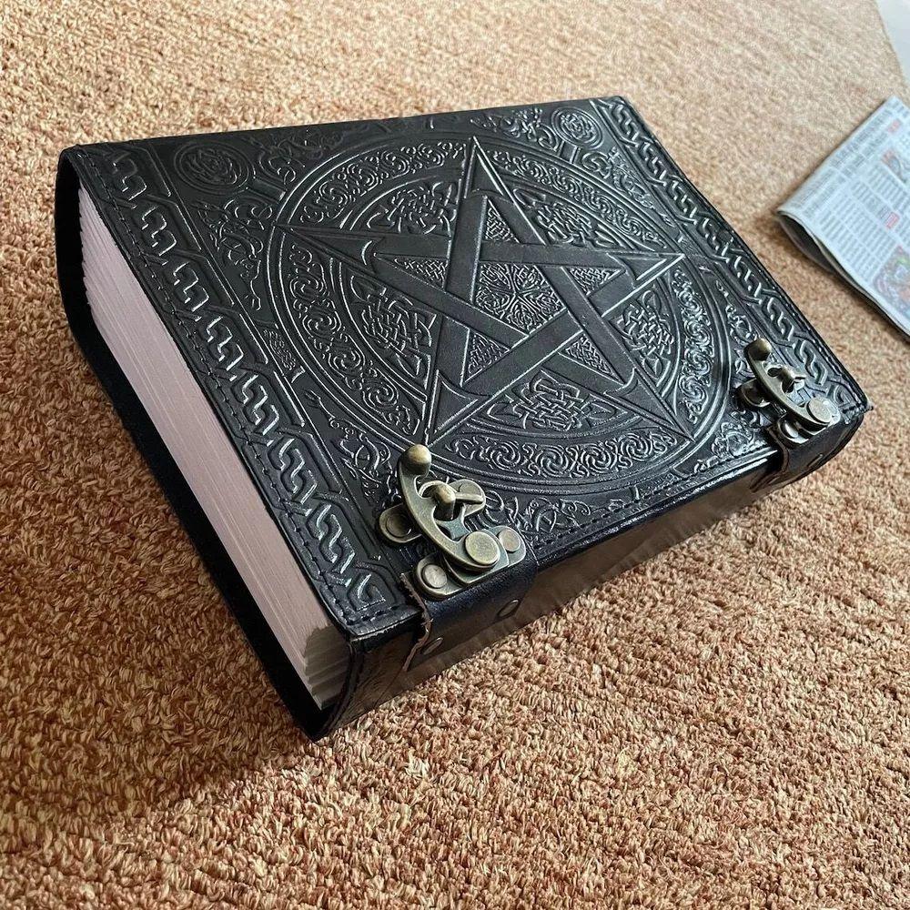 Handgefertigtes Leder-Notizbuch 600 Seiten Liniert/Unliniert, mit Pentagramm geprägtes Notizbuch