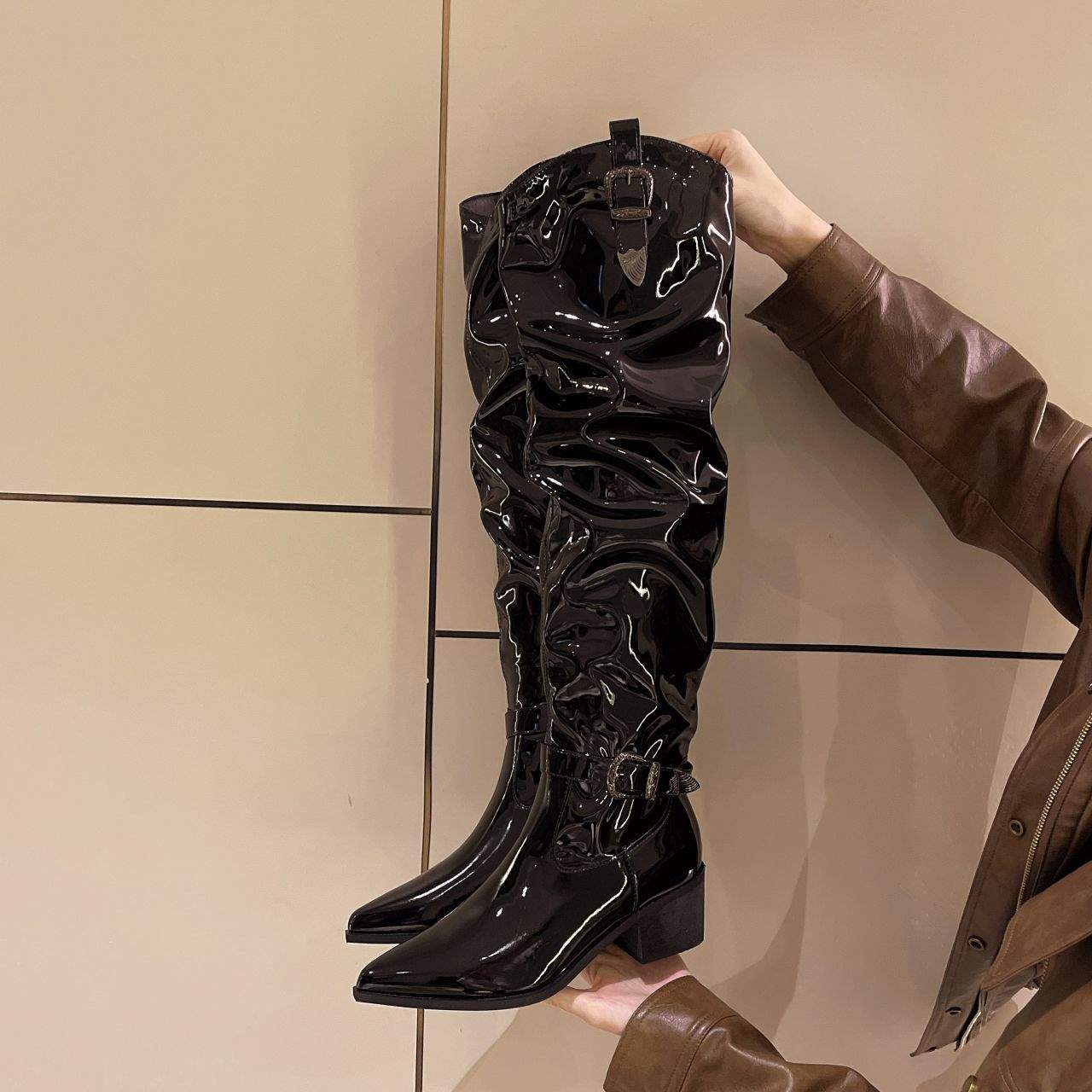 

Флисовая модель~ женские ботфорты 2025 новая осень и зима плиссированные в западном стиле на высоком каблуке французские остроносые модные ботинки 39