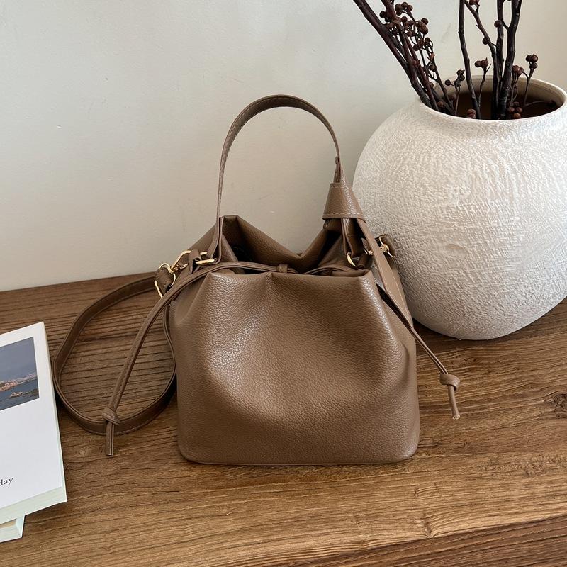 New leather texture commuter versatile shoulder messenger bag niche fashion handbag European and American popular women's bag