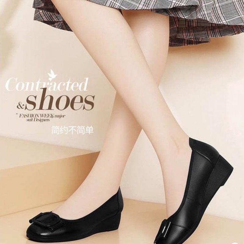 Casual temperament slope heel single shoes women's spring 2025 new black soft-soled mother small leather shoes heightening loafers