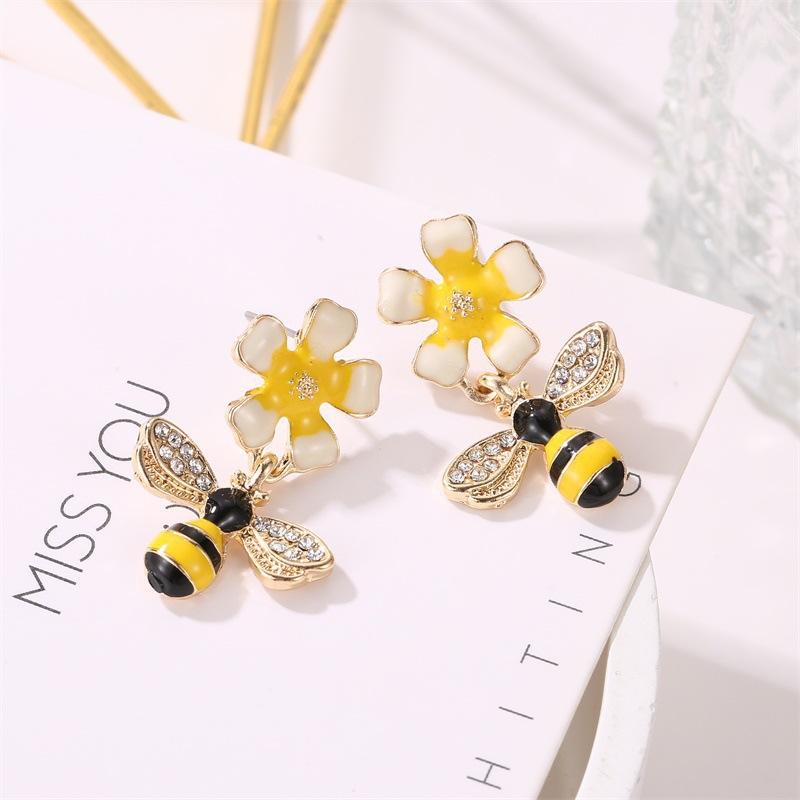 1 Pair Cute Bee Dangle Earring for Women Fashion Creative Design Yellow Flower Drop Earrings Rhinestones Beautiful Jewelry Gifts