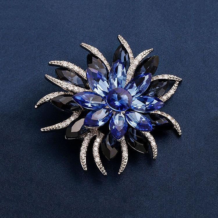 

Elegant Flower Brooch, High-end Feminine Charm, Artificial Crystal Brooch, Light Luxury Design Sense, Niche Brooch синій
