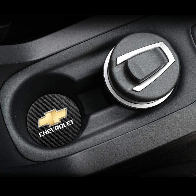 2 ks podložka pod hrnek z uhlíkových vláken do slotu na vodu v autě, protiskluzová, pro Chevrolet Cruze Sonic Silverado Trax Camaro Captiva Equinox Trailblazer SS
