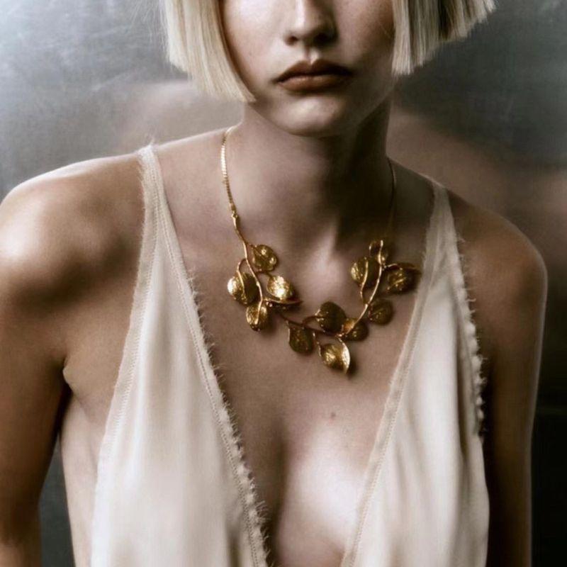 Fashion Metallic Leaf Necklace Female Fancy Accessible Luxury Model Style Leaf Necklace Luxury Niche Indifference Trend