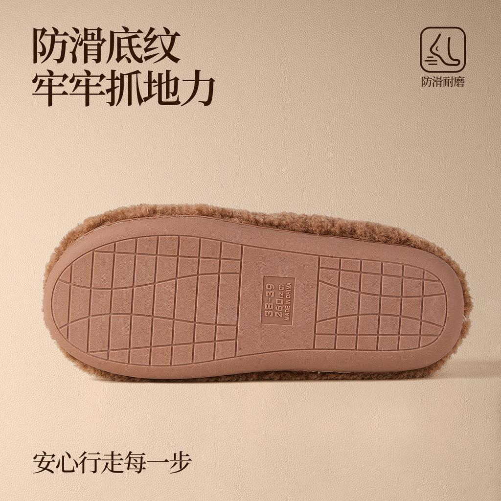 New cotton shoes are non-slip and warm indoors, piled and thickened, silent, and wear fluffy cotton shoes outside.