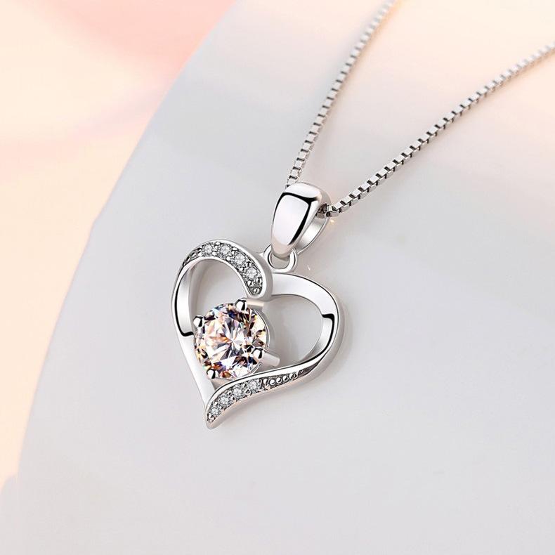 Love Heart Necklace for Women, Fashionable Temperament, Peach Heart Pendant, Collarbone Chain, Neck Chain