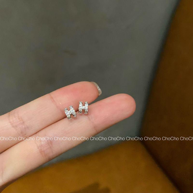 

Chocho/Small and Exquisite Alphabet Letter Earrings Niche Design Minimalist Easiest for Match Fancy Earrings Earrings 925 Silver Silver 925 silver needle